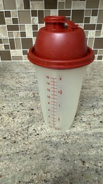 Tupperware Quick Shake Shaker Mixer Blender #844 Red 16 oz With Wheel